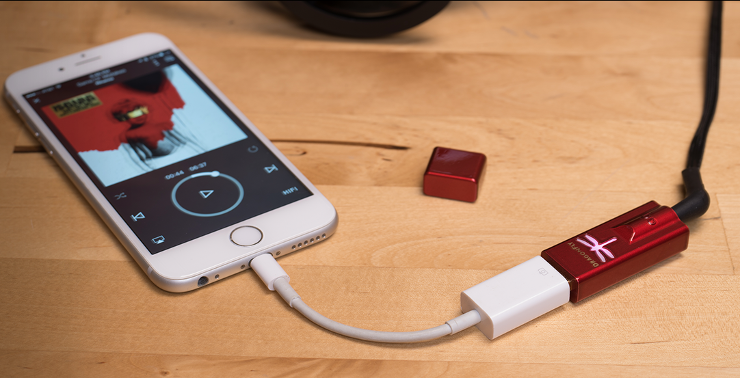 В случае портативных устройств (планшет, смартфон) это требуется   Адаптер Apple от Lightning к разъему USB   (Адаптер для камеры Apple) или адаптер AudioQuest для Android (DragonTails USB)